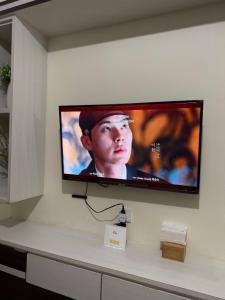 Un televisor de pantalla plana colgado en una pared en Pollux Superior 2 seaview by Superstay, en Batam Centre