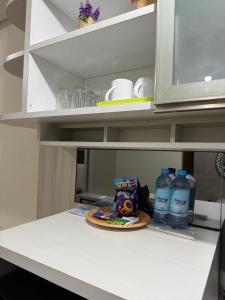 una encimera de cocina con botellas de agua. en Pollux Superior 2 seaview by Superstay, en Batam Centre