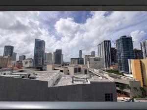 マイアミにあるDowntown Miami Slice of Paradiseの高層ビルが立ち並ぶ街のスカイラインの眺め
