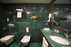 A bathroom at Grand Hotel Sofia