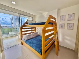 a bunk bed in a room with a window at Apartamento con vista al mar piso 4 CMC in Cartagena de Indias