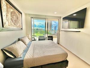 a bedroom with a bed and a large window at Apartamento con vista al mar piso 4 CMC in Cartagena de Indias