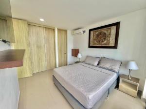 a bedroom with a bed and a picture on the wall at Apartamento con vista al mar piso 4 CMC in Cartagena de Indias