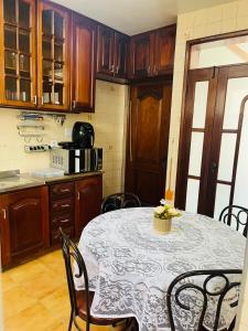 a kitchen with a table and chairs in a kitchen at Jardim das Pérolas 101 in Belém