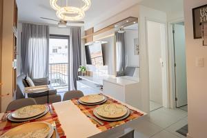 リオデジャネイロにあるUrban Lapaのテーブルと椅子のあるキッチンとダイニングルーム