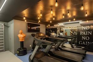 リオデジャネイロにあるUrban Lapaの有酸素運動マシンと背景にマネキンがあるジム