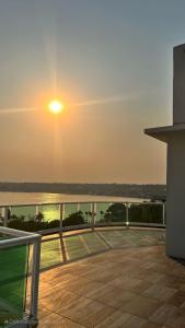 desde el balcón de un edificio con vistas a la puesta de sol en Casa de la Puesta del Sol, en Tequesquitengo