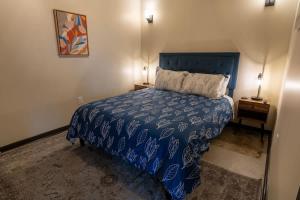Ένα ή περισσότερα κρεβάτια σε δωμάτιο στο Brand New Uptown 1BR Apartment Fayette 101