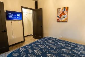Ένα ή περισσότερα κρεβάτια σε δωμάτιο στο Brand New Uptown 1BR Apartment Fayette 101 +28 φωτογραφίες