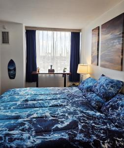 Un dormitorio con una cama grande y una ventana. en Ocean & Marina View Suite, en Honolulu