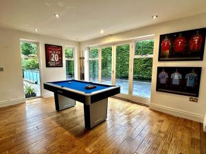 Una sala de estar con una mesa de billar. en Luxury 8- bed Mansion in Prestigious Alderley Edge, en Alderley Edge