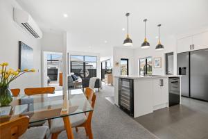 a kitchen and dining room with a table and chairs at Lake house by the Golf Course in Cromwell