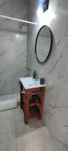 un bagno con lavandino e specchio di Tu departamento en Olavarría te espera! a Olavarría