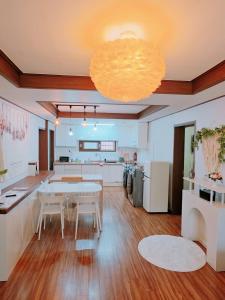 Kwangan-dongにあるDaeyeon Stay Yeonの部屋にテーブルと椅子のあるキッチン