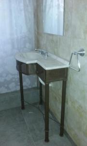 - Baño con lavabo y espejo en El Sosiego en Trelew