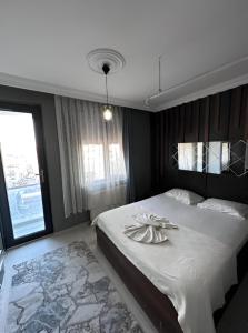 Un dormitorio con una cama grande y una ventana. en 216 Blue Life, en Estambul