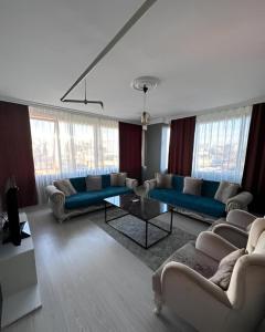 Una sala de estar con sofás azules y una mesa. en 216 Blue Life, en Estambul