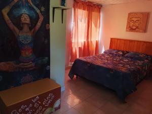 a bedroom with a bed and a painting on the wall at Playa Zen Rodadero in Rodadero +34 photos