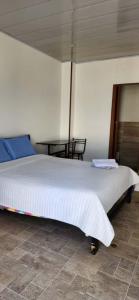 Una cama o camas en una habitación de HABITACION EN CASA PARTICULAR A UNoS PASOS DE LA UNAD