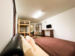 una camera da letto con un letto e una TV di Oase Resort Bandung a Bongkor 1
