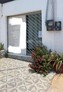 un bâtiment avec une fenêtre fleurie devant lui dans l'établissement Studio 94, à Parauapebas