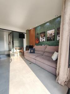 Μια τηλεόραση ή/και κέντρο ψυχαγωγίας στο Amoras flat