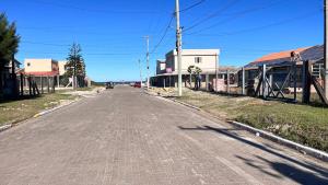 eine leere Straße in einer Stadt mit einem Gebäude in der Unterkunft Linda casa para suas férias ! in Imbé