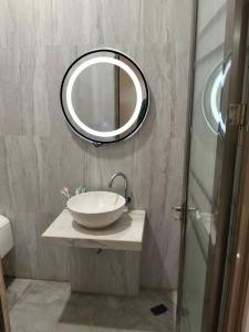 Un baño con un lavabo y un espejo. en Station house ijen, en Banyuwangi 11 fotos más