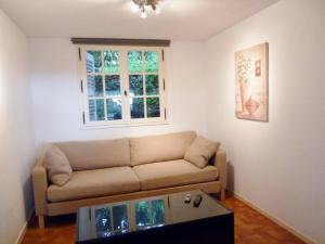 un salon avec un canapé et une fenêtre dans l'établissement Charmant mas 4 personnes avec piscine et parking à La Croix-Valmer - FR-1-726-60, à La Croix-Valmer