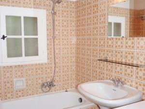 une salle de bain avec une baignoire, un lavabo et un miroir dans l'établissement Charmant mas 4 personnes avec piscine et parking à La Croix-Valmer - FR-1-726-60, à La Croix-Valmer