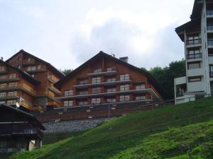 a large building on top of a hill next to a building at Bel appartement à Méribel, balcon, 3 min. télésiège et commerces - FR-1-411-997 in Mussillon