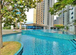 セティア・アラムにあるMiu's Cozy Stay at Trefoil Setia Cityの高層ビルが立ち並ぶ都市のプール