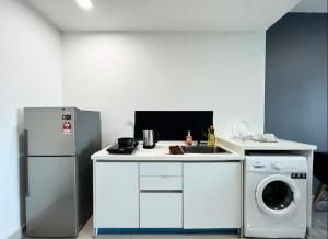 セティア・アラムにあるMiu's Cozy Stay at Trefoil Setia Cityのキッチン(冷蔵庫、洗濯機付)