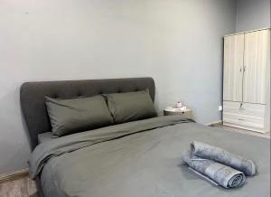 セティア・アラムにあるMiu's Cozy Stay at Trefoil Setia Cityのベッドルーム1室(大型ベッド1台、キャビネット付) +10枚の写真