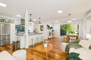 O bucătărie sau chicinetă la Leafy Wadestown Retreat Near CBD, Stadium, Ferry and Free Double Garage