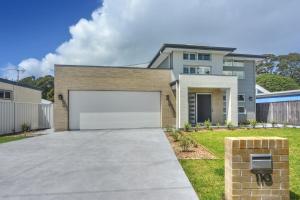 una casa con un gran garaje en la entrada en Ava Del Mar - Luxury at Jervis Bay, en Callala Beach