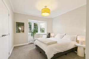 Un pat sau paturi într-o cameră la Leafy Wadestown Retreat Near CBD, Stadium, Ferry and Free Double Garage