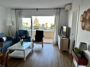 TV a/nebo společenská místnost v ubytování Precioso apartamento frente a la playa