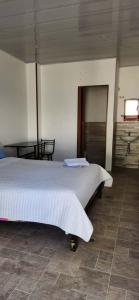 Una cama o camas en una habitación de HABITACION EN CASA PARTICULAR A UNoS PASOS DE LA UNAD 4 fotos más