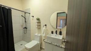 bagno con lavandino e specchio. di Cana Life Tropical Haven Villa a Punta Cana Altre 12 foto