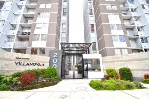 ein Gebäude mit einer Drehtür davor in der Unterkunft Flat Equipado Callao Cerca al Aeropueto Jorge Chávez 2 Dormitorios in Lima