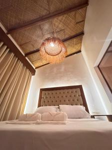 Un pat sau paturi într-o cameră la Inbox Siargao Resort