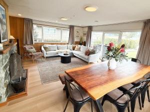 ハンマー・スプリングスにあるDelight on Devonのテーブルとソファのあるリビングルーム