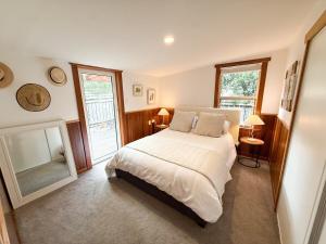 ハンマー・スプリングスにあるDelight on Devonの大きなベッドと鏡のある寝室