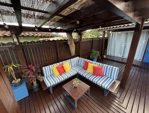 Un patio con un sofá y una mesa en una terraza. en Inn Nature Pousada, en Palhoça 7 fotos más