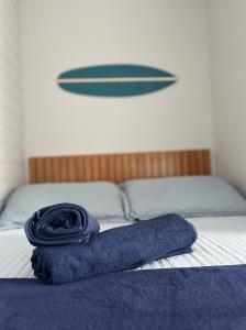 Una toalla azul encima de una cama. en Inn Nature Pousada, en Palhoça