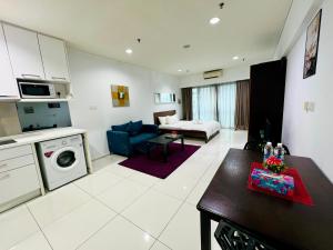 a large living room with a kitchen and a living room at Luxury Mercu Summer Suites KLCC By JT in Kuala Lumpur