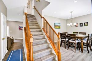 セントルイスにあるSpacious 4BR Retreat Near Tower Grove, SLU and Attractions!のキッチン、ダイニングルーム(階段、テーブル、椅子付)