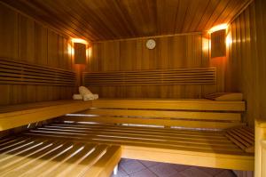 eine Sauna mit einer Bank in einem Holzzimmer in der Unterkunft Hotel Garni Siegele - Silvretta Card Premium Betrieb in Ischgl