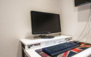 仁川にあるon&offのデスク上のコンピューターモニターとキーボードとマウス